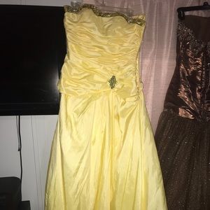 BRAND NEW NEVER BEEN WORN FORMAL DRESS